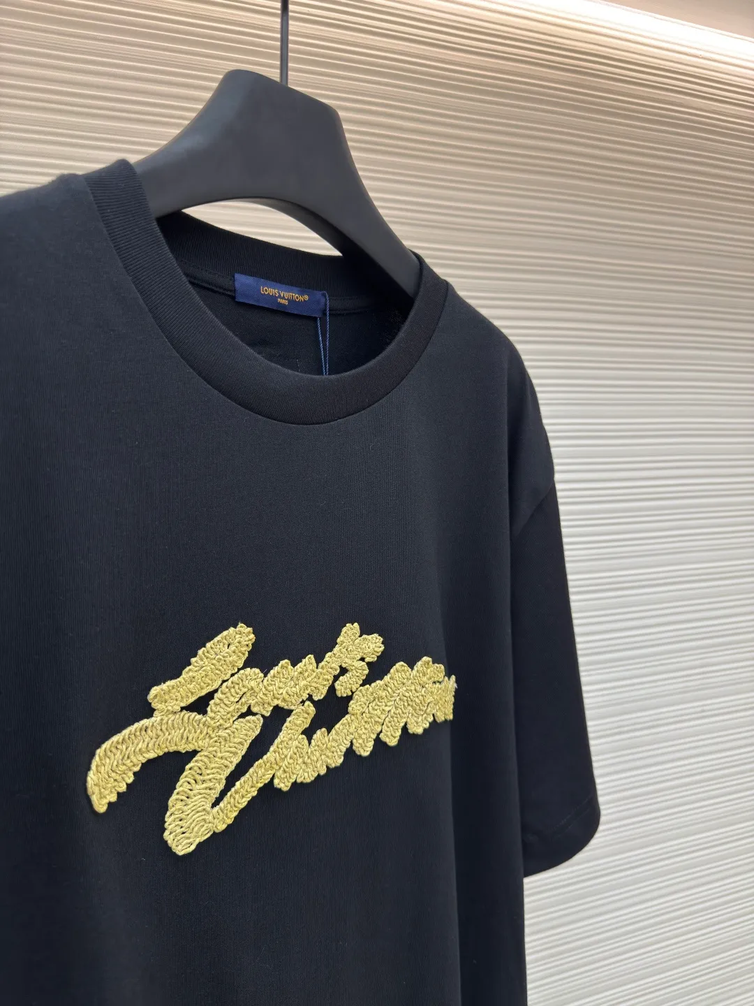 LOUIS VUITTON Raffia letter embroidered short sleeves ●Authentic product: Purchased and developed at 10399 ●Item number: 1680197-A10 ●Material: plain weave high-quality cotton ●Technology: double yarn tensioner thread ●Version: fitted version ●Weight: about 285 grams ●Size: XS-S-M-L ●Description: Clever use of iconic elements like raffia to add a touch of handcrafted flavor to the classic silhouette. Decorated with Louis Vuitton embroidery on the chest and Marque 1.Vuitton Dé 💰osée label on the back. The overall wiring is straight and delicate, the fabric is comfortable and soft, and the color is consistent without color difference. It can be matched with the same style to create a fashionable look and control various occasions. Customized accessories, complete with three standards, same style for men and women!